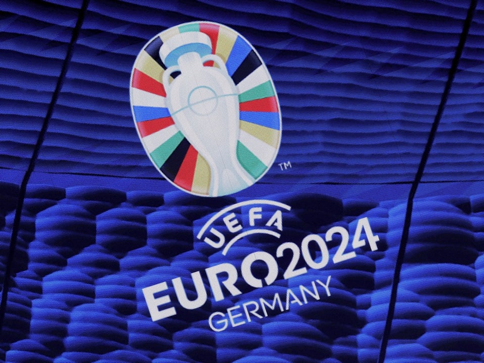 Das Logo der Fussball-EM 2024 auf blauem Hintergrund.