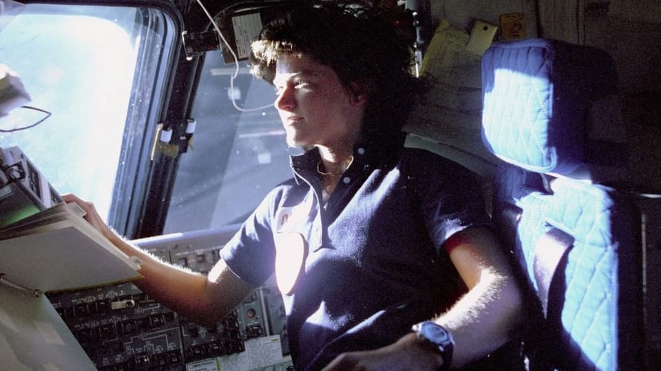 Frau im Cockpit einer Raumfähre.