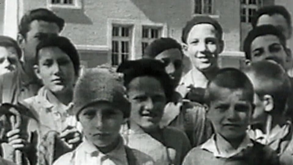 Schwar-weiss-Foto von mehreren Kindern