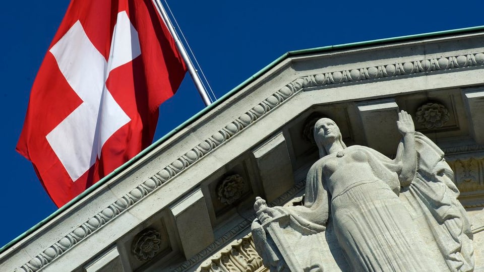 Schweizerfahne über dem Bundesgericht in Lausanne
