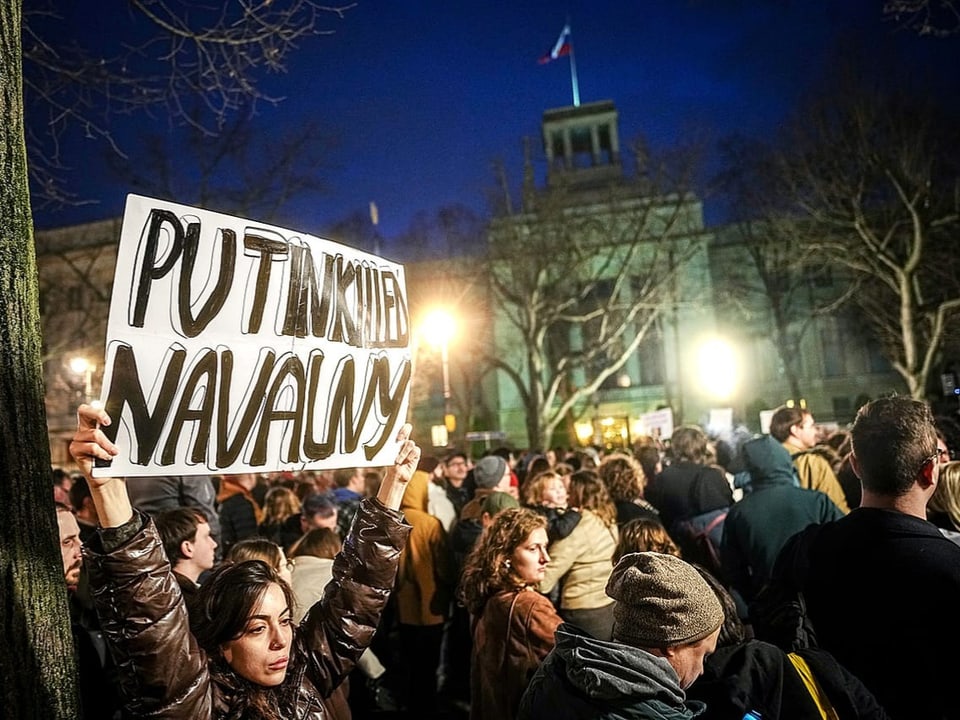 Demonstranten versammeln sich nach dem Tod von Alexej Nawalny mit Schildern vor der russischen Botschaft in Berlin.