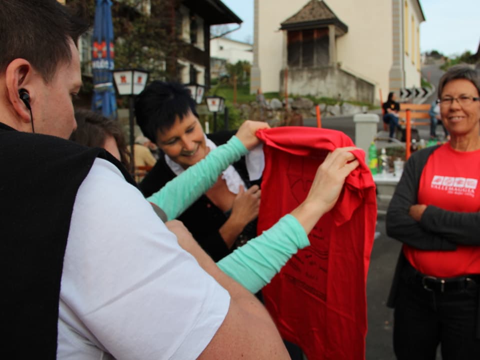 Katia Ambrosini zeigt zeigt Marlies Schubiger das rote T-Shirt.