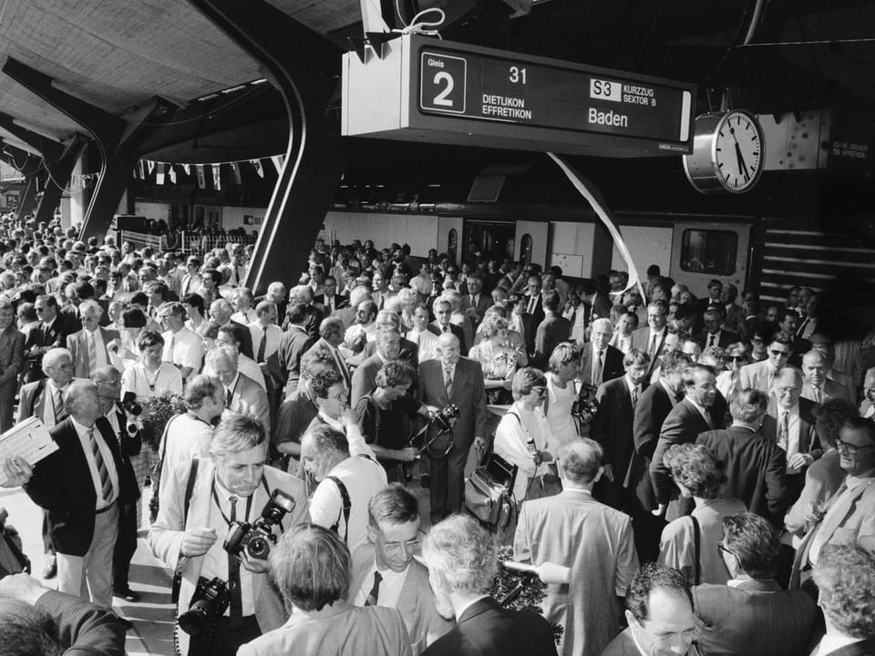 Bei der Eröffnung des neugestalteten Bahnhofs Stadelhofen drängen sich im Mai 1990 viele Menschen auf dem Perron.