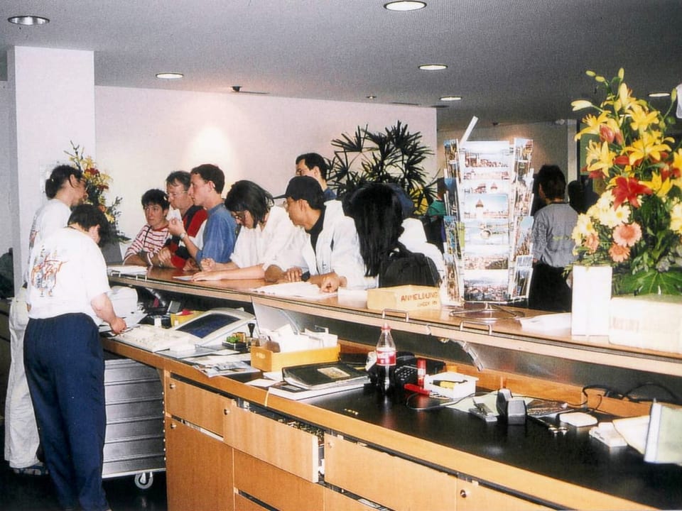 Menschen an einer Sushi-Bar in einem belebten Restaurant