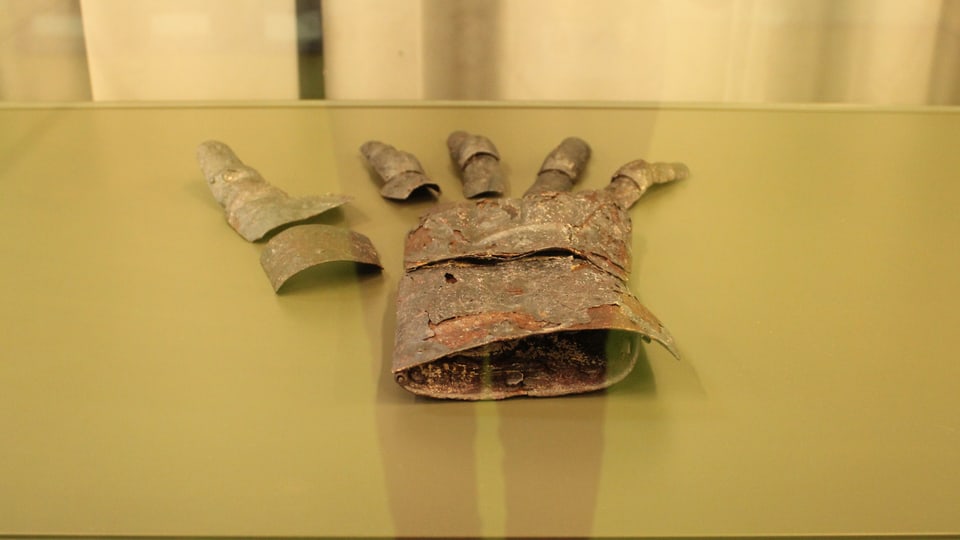 Sehr gut erhaltener Panzerhandschuh aus dem 14. Jahrhundert