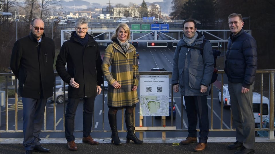 Behörden auf Autobahnbrücke