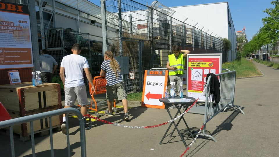 Händedesinfektionsstation bei Obi