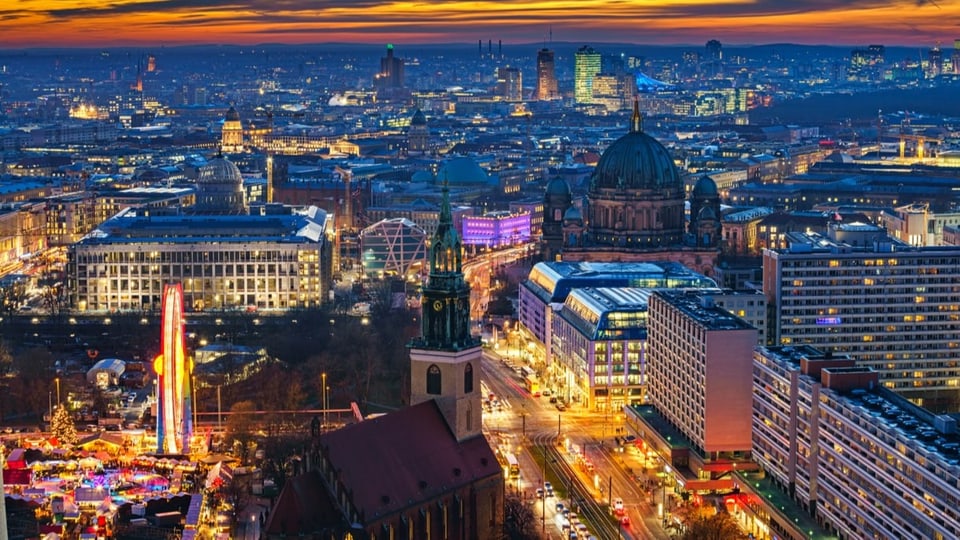 Luftaufnahme von hell erleuchtetem Berlin
