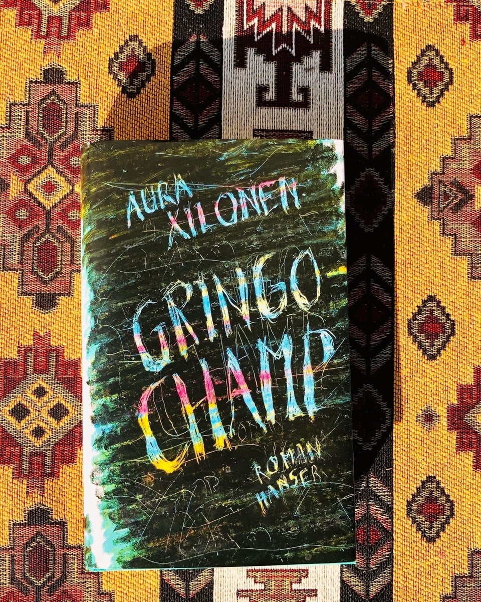 «Gringo Champ» von Aura Xilonen liegt auf einer typisch mexikanisch gemusterten Decke. 