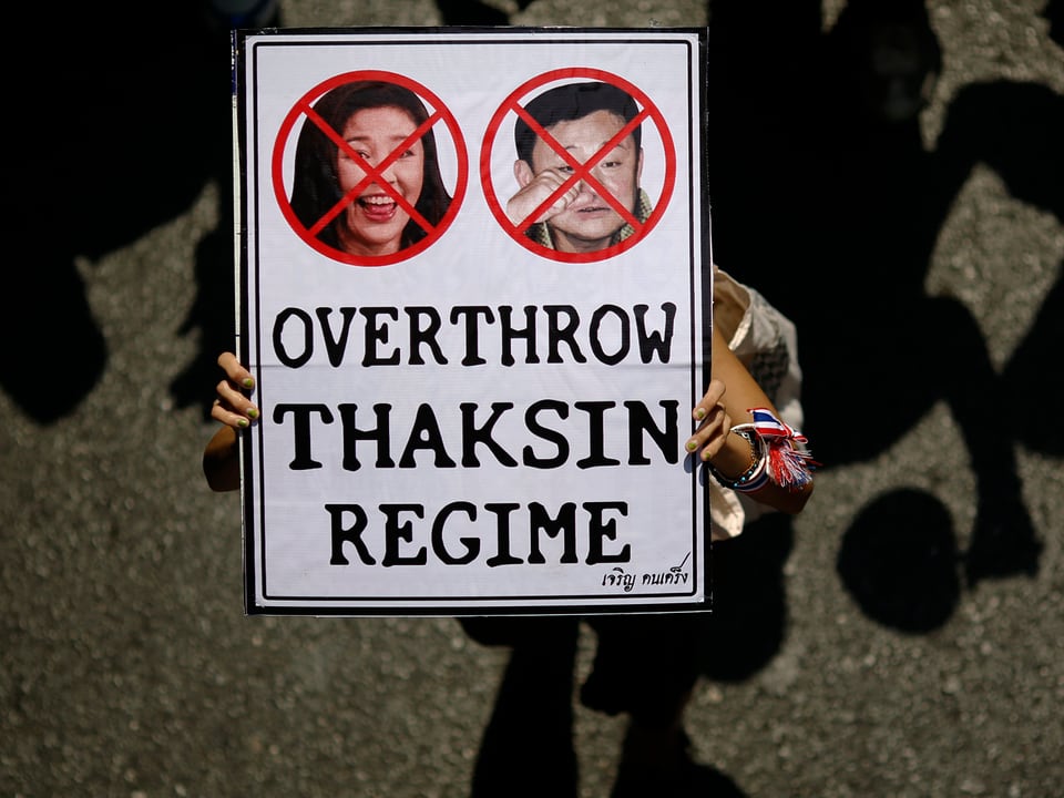 Demonstrant mit Anti-Thaksin-Schild