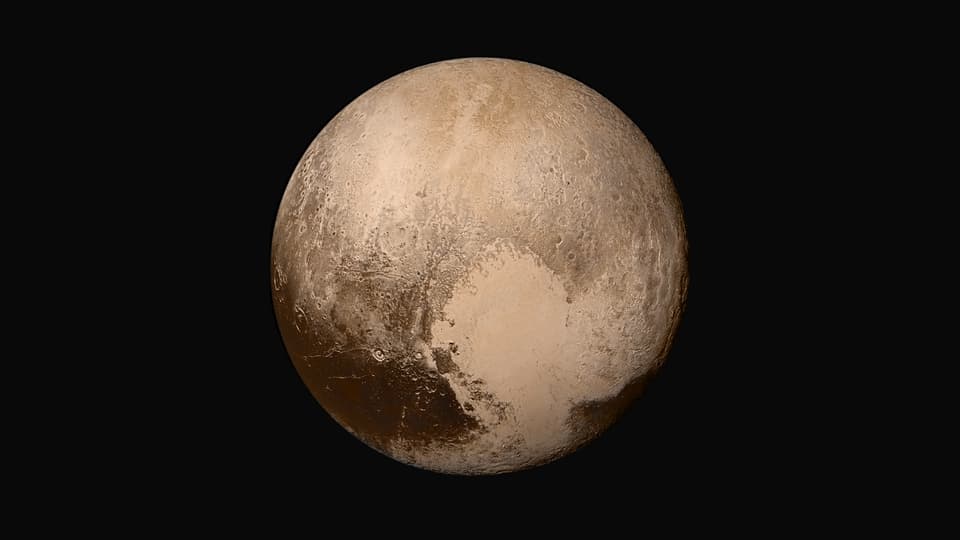 Ein bräunlich-beigefarbenes Bild von Pluto auf schwarzem Hintergrund.