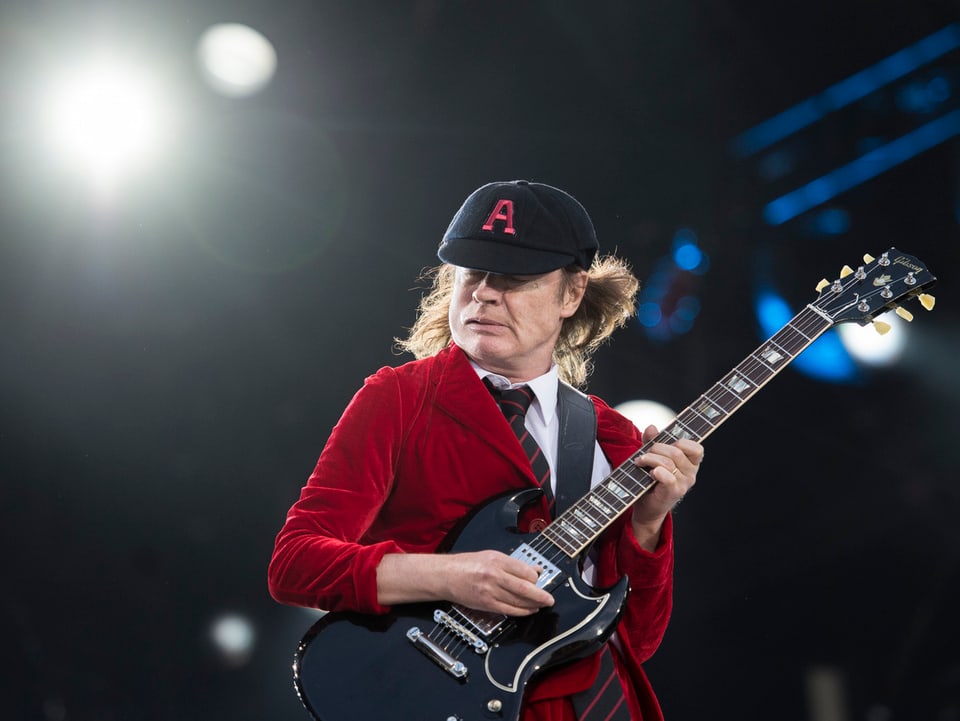 AC/DC-Frontmann Angus Young spielt Gitarre auf der Bühne 