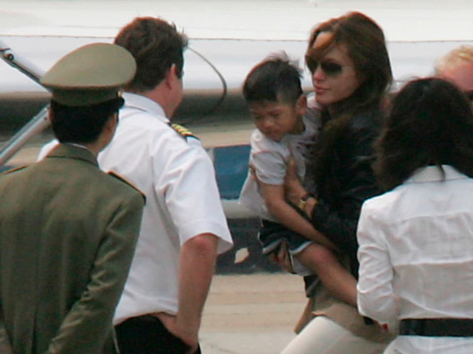 Jolie am Flughafen in Vietnam mit Pax.
