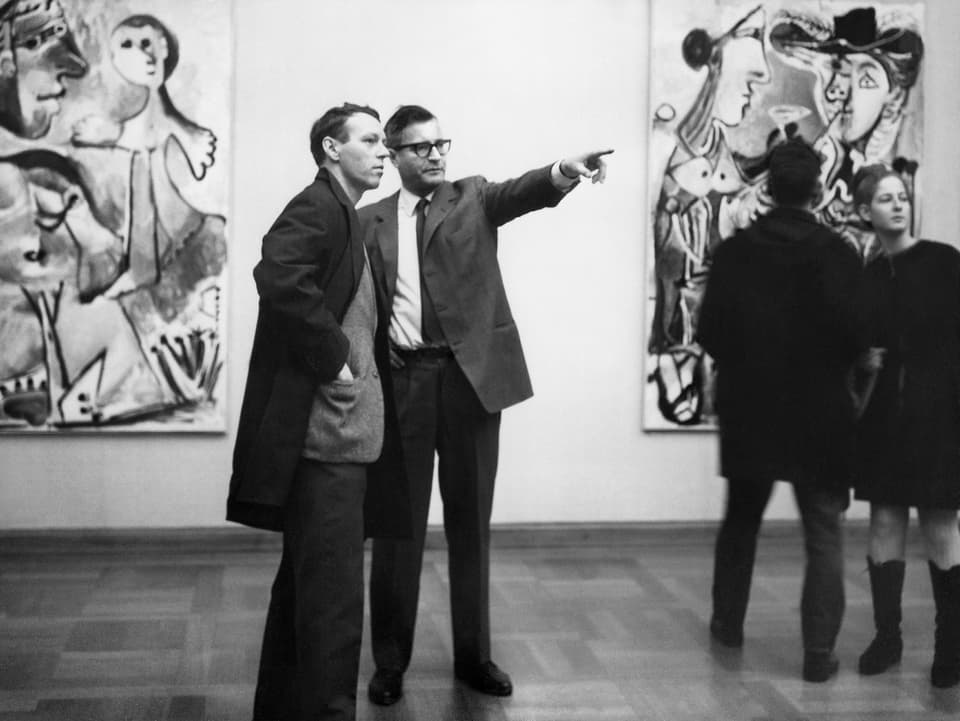 Museumsdirektor Franz Meyer vor den zwei geschenkten Picasso-Gemälden.