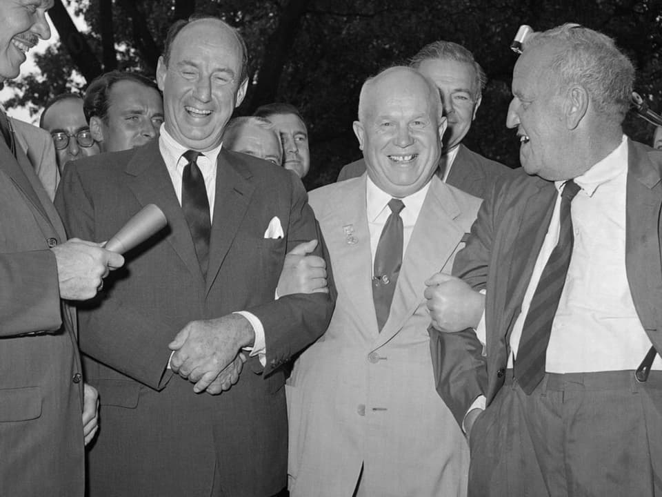Nikita Chruschtschow Arm in Arm mit zwei Männern 