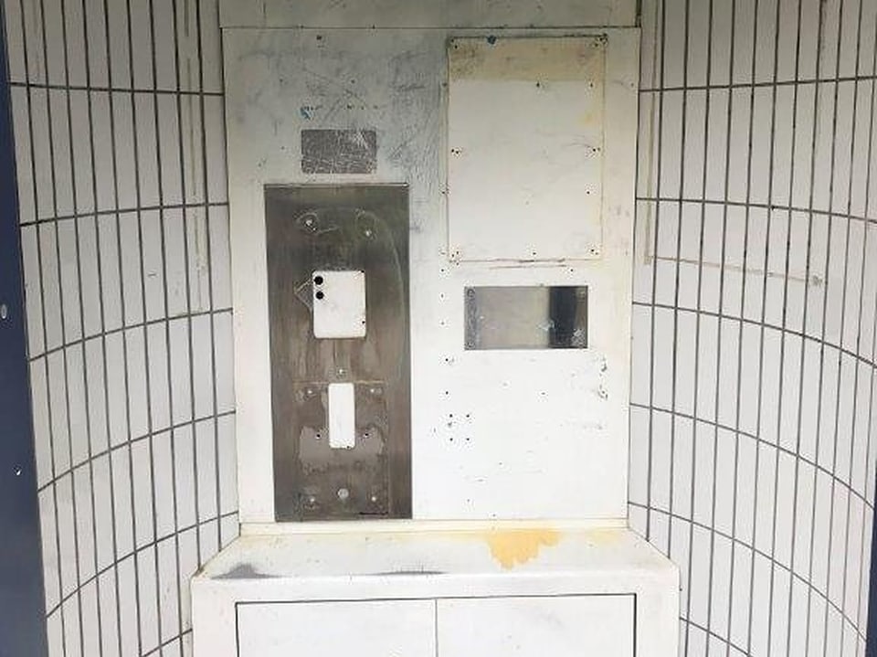 Von der Kabine ist nur noch ein Gerippe übrig. Telefonapparat und Zahlvorrichtung sind entfernt.