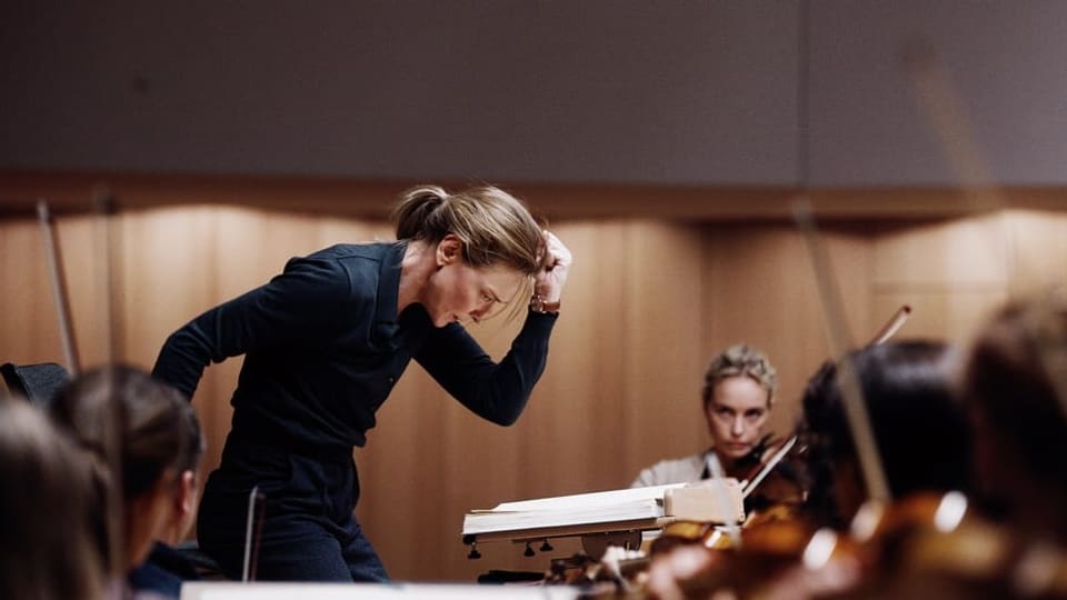 Eine Dirigentin dirigiert ein Orchester voller Leidenschaft.