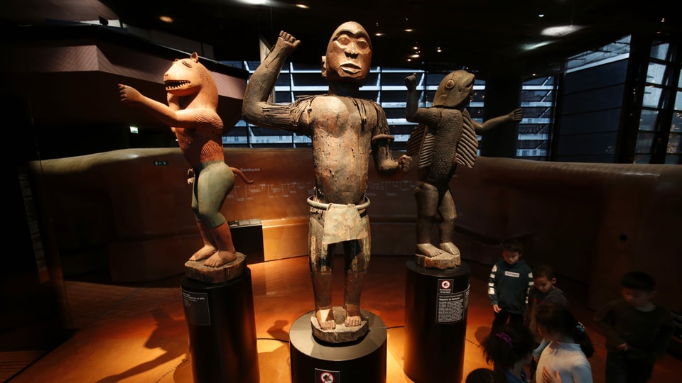 drei Statuen im Museum