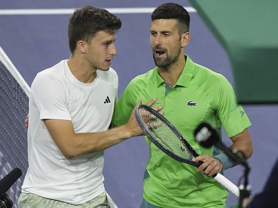 Am Netz klopft Novak Djokovic seinem Bezwinger Luca Nardi auf die Schulter.