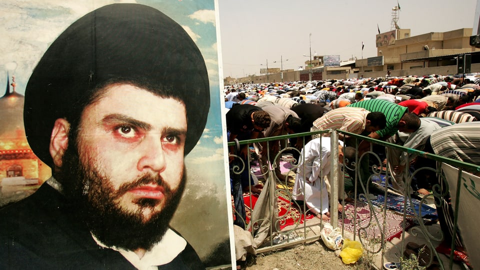 Sadr-Poster, dahinter beten seine Anhänger in Bagdad