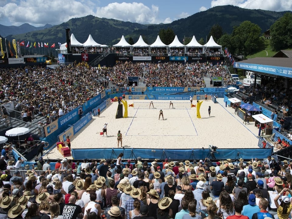 Volles Stadion beim Beachvolleyball-Event in Gstaad