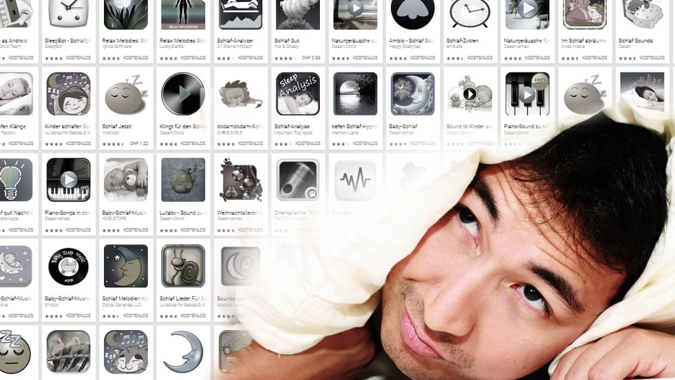Mann unter einem Kissen blickt skeptisch zu einer enormen Liste von Smartphone-Apps hoch.