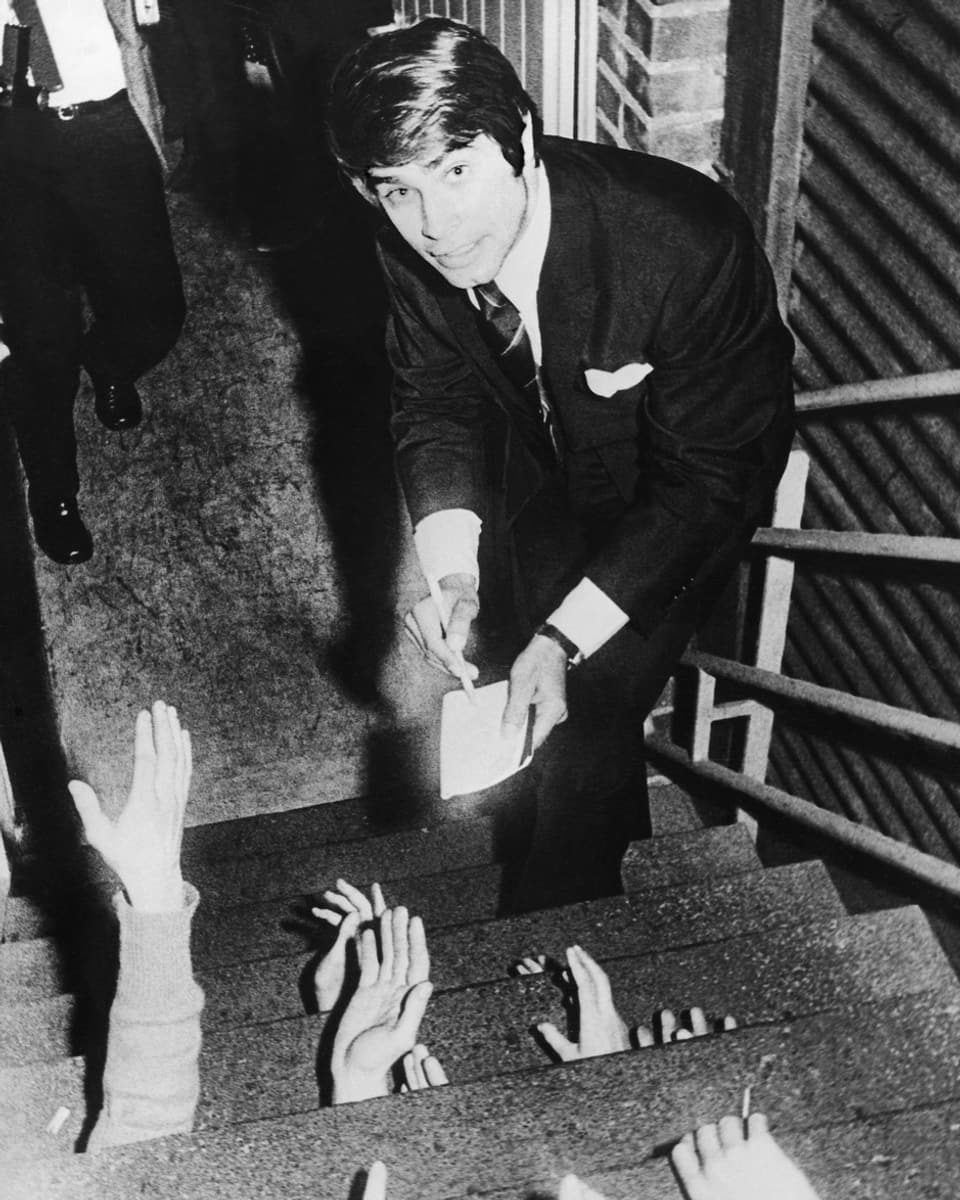 Der deutsche Schlagersänger Roy Black gibt am 31. August 1968 nach einem Auftritt im «Tanzbrunnen» in Köln Autogramme an Fans, die ihm ihre Hände zwischen den Treppenstufen entgegenstrecken. 