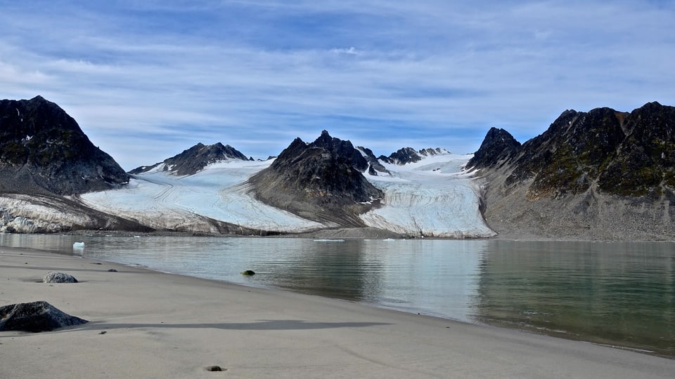 Blick auf 2 Gletscherarme in einer Bucht auf Spitzbergen.