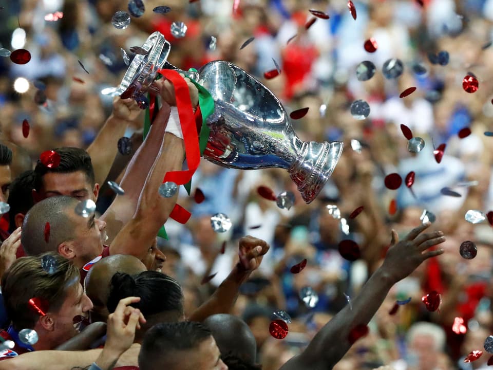 Portugiesen stemmen den Pokal in die Höhe