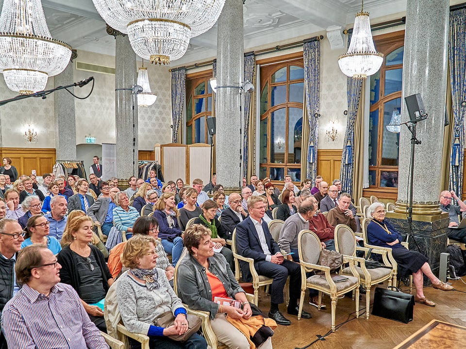 Ein gut besetzter Saal im Hotel Trois Rois