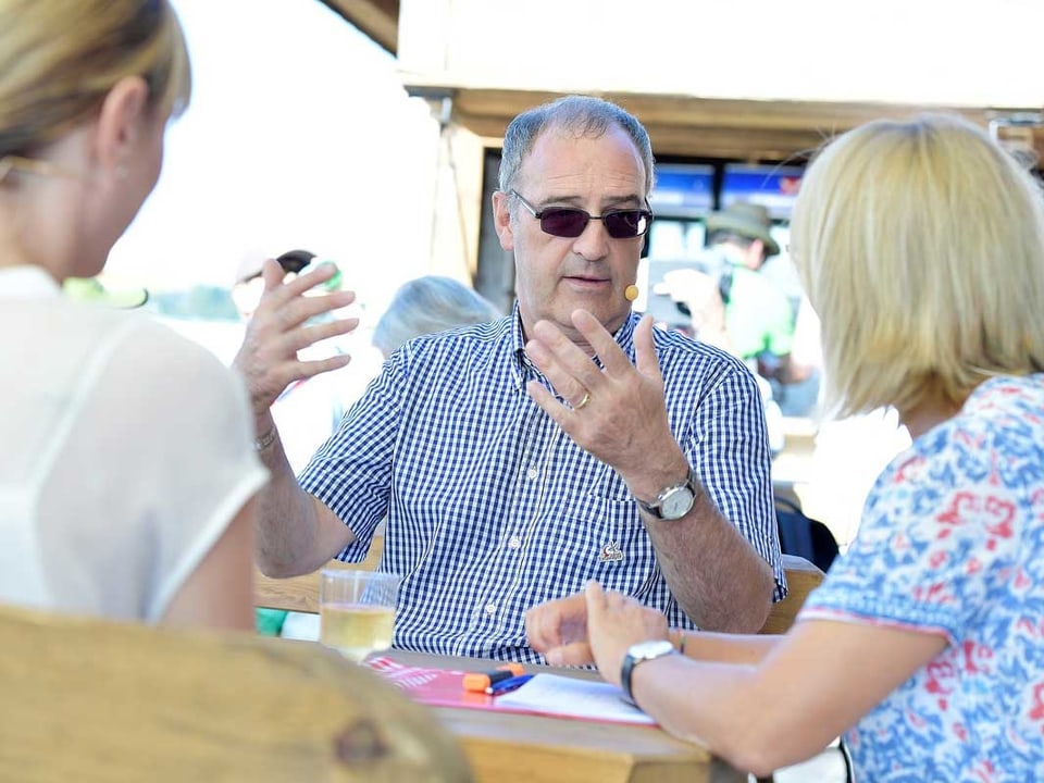 Guy Parmelin in Sommerkleidung im Gespräch mit Sonja Hasler und Francine Jordi.