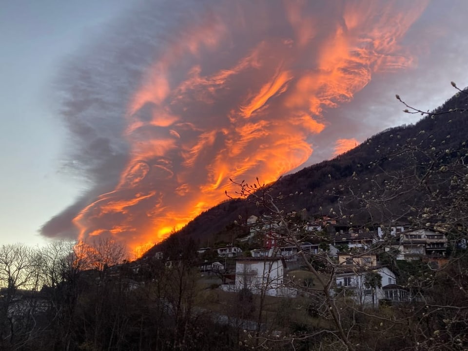 Farbige Wolken am Himmel.