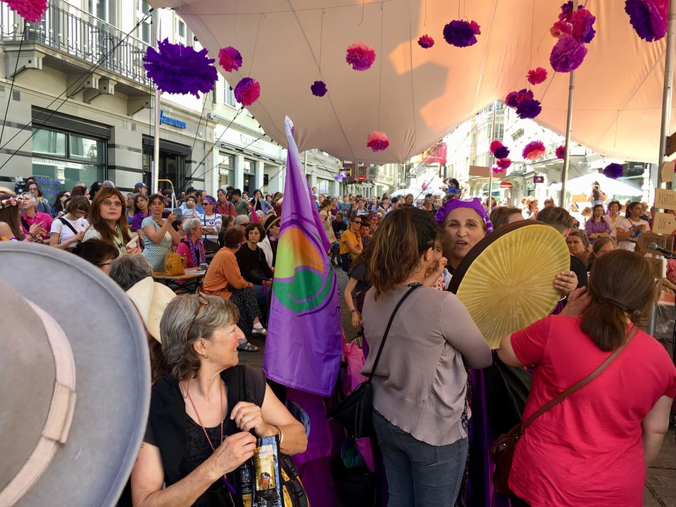Frauen beim Streikplatz in der Marktgasse in St. Gallen.