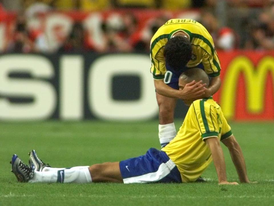 Ronaldo wird nach dem verlorenen WM-Final 1998 getröstet.