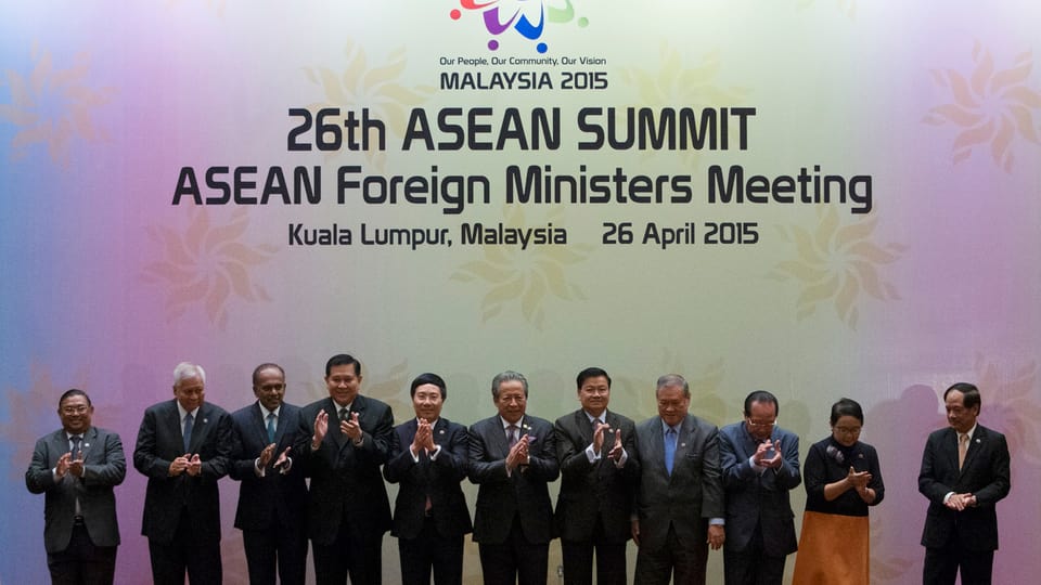 Die Aussenminister beim Gruppenfoto vor der Konferenz vor dem Logo des Gipfeltreffens in Kuala Lumpur