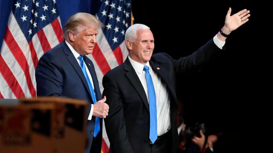 Trump und Pence blicken in die Menschenmenge, Pence winkt.