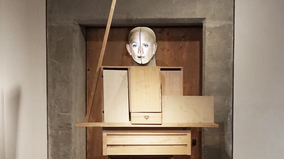 Franziska, 2012, «Kinematografische Skulptur», Video und eine aus Holzkisten gebaute lebensgrosse Figur mit zweigeteiltem Kopf.