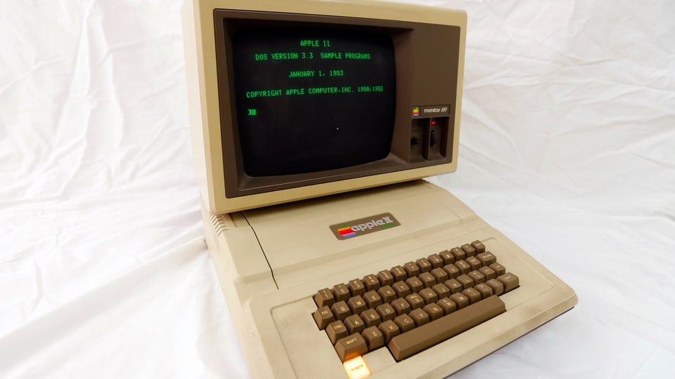 Apple II Computer mit Bildschrim und Tastatur
