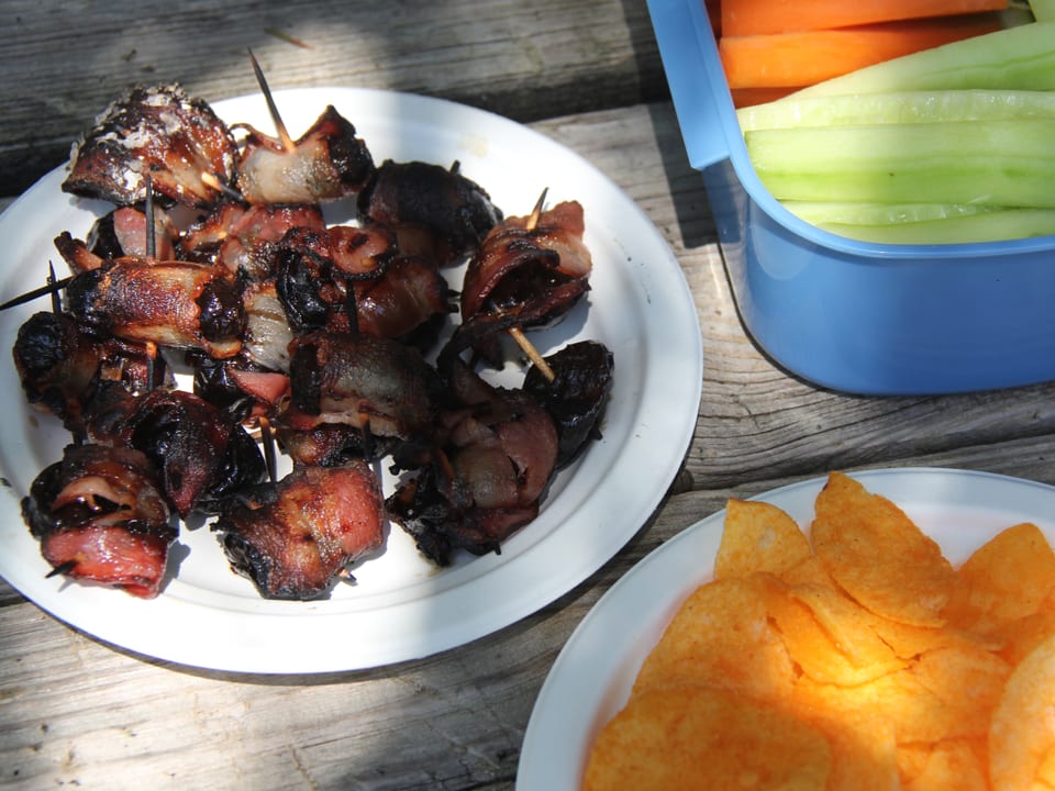 Gegrillte Speckröllche, Gemüse und Chips.