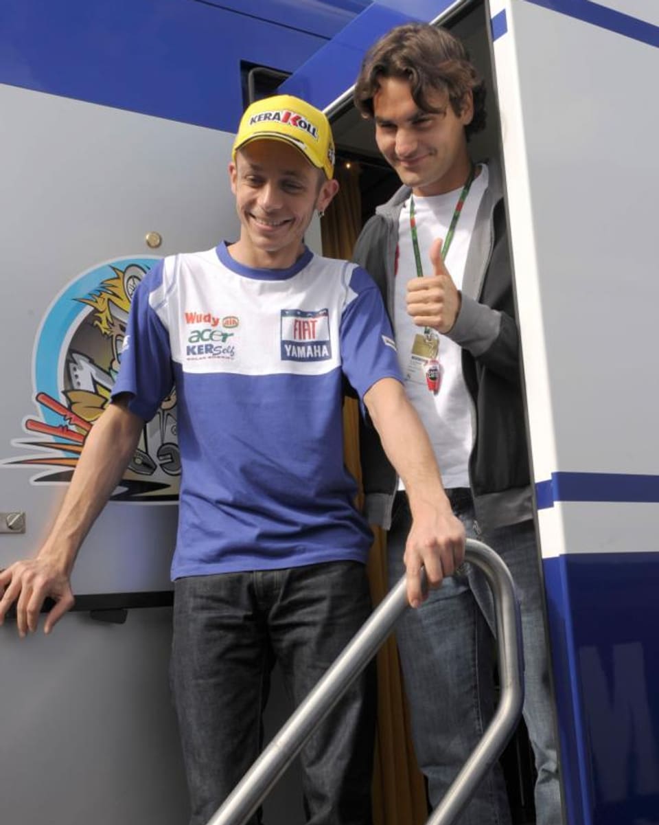 Motorrad-Legende Valentino Rossi mit Roger Federer 2008 in Estoril. 