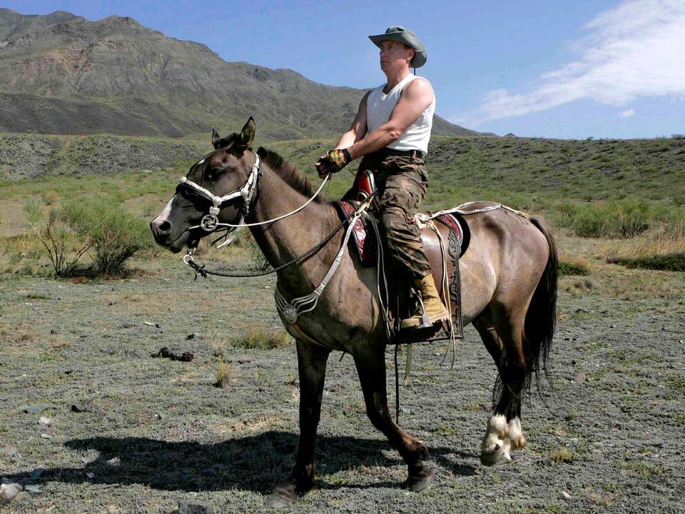 Putin im Unterhemd und mit Cowboy-Hut auf einem Pferd (13.7.13).