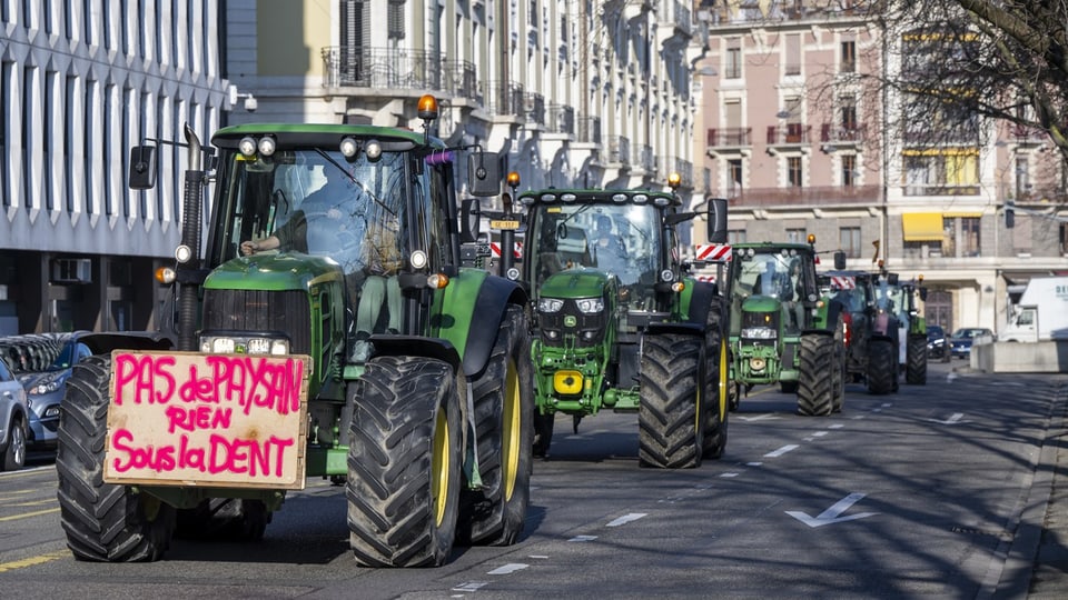 Traktoren fahren durch Genf