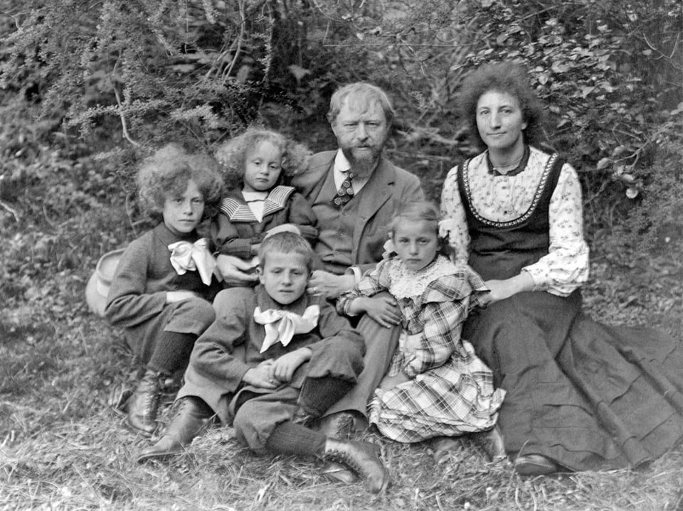 Familienfoto von 1911, auf dem Vater, Mutter und vier Kinder zu sehen sind.