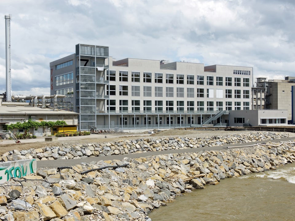 Das Gebäude der Hochschule für Design und Kunst liegt direkt an der Emme im ehemaligen Gebäude der Viscosuisse. 