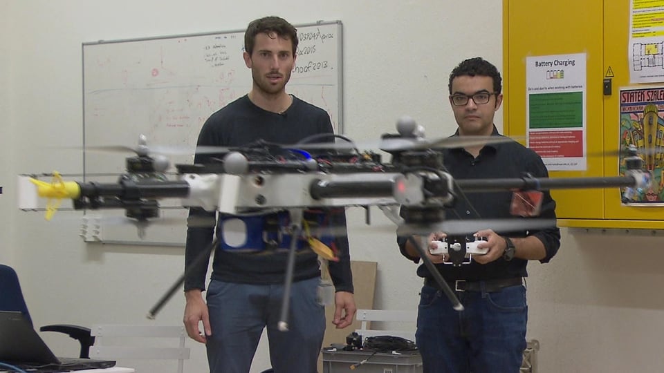 ETH-Studenten/Unternehmer steuern Drohne