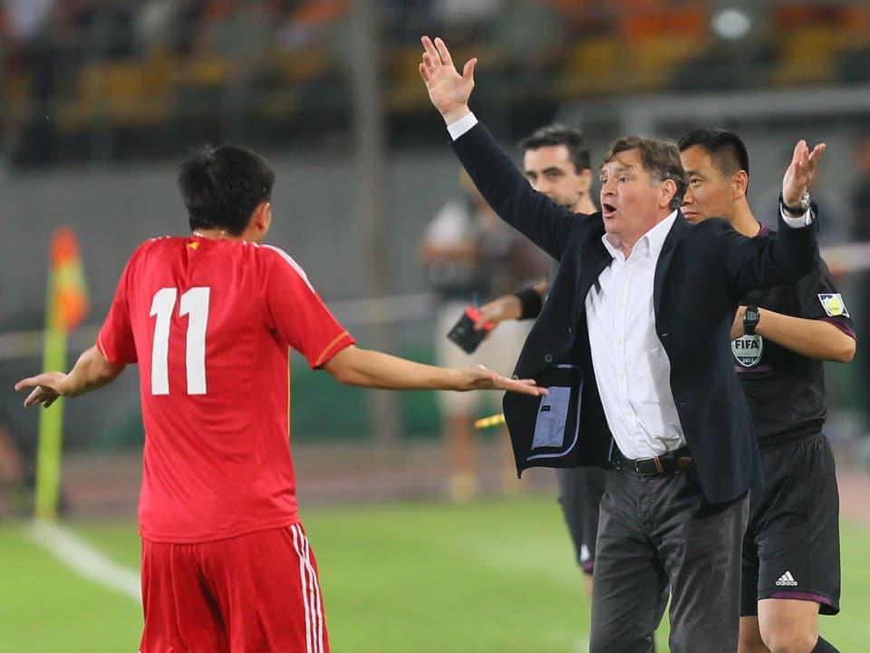 Trainer Camacho fuchtelt mit den Armen während seiner Zeit als chinesischer Nationaltrainer.