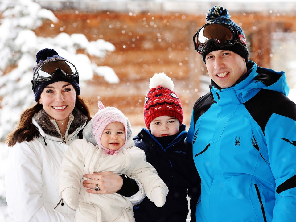 Die royale Familie dick eingepackt im Schneetreiben