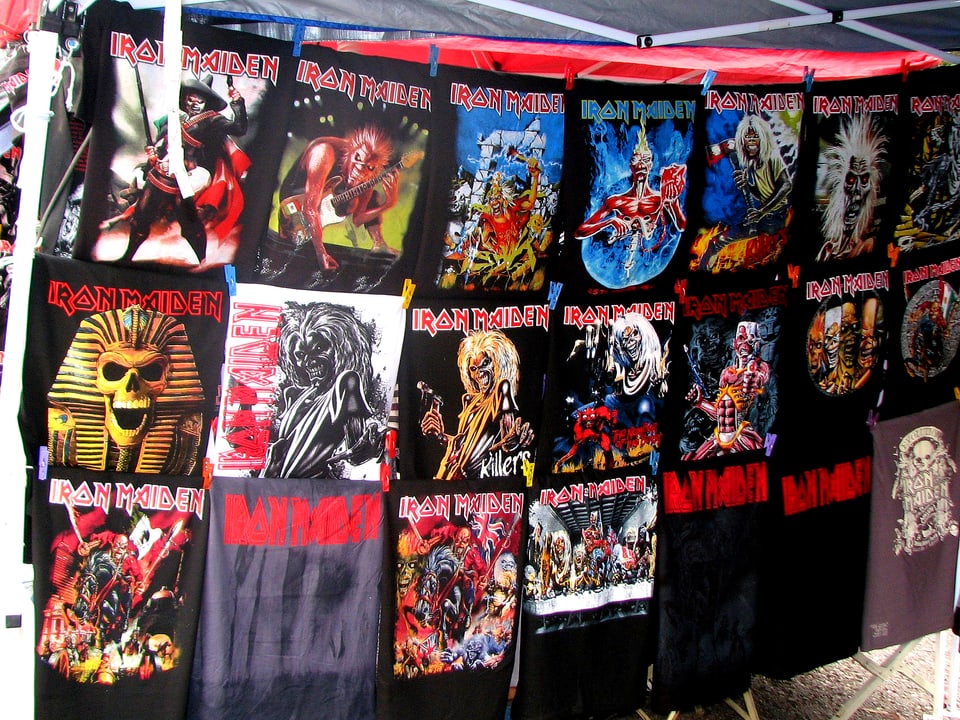 Werbestand mit Iron-Maiden T-Shirts