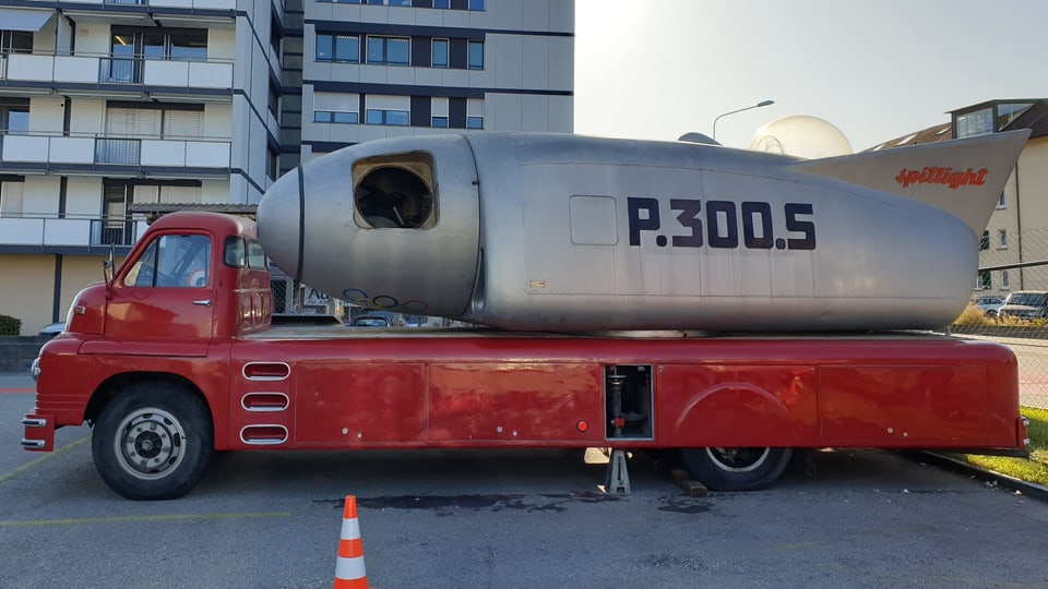 Roter Lastwagen mit silberner Rakete.