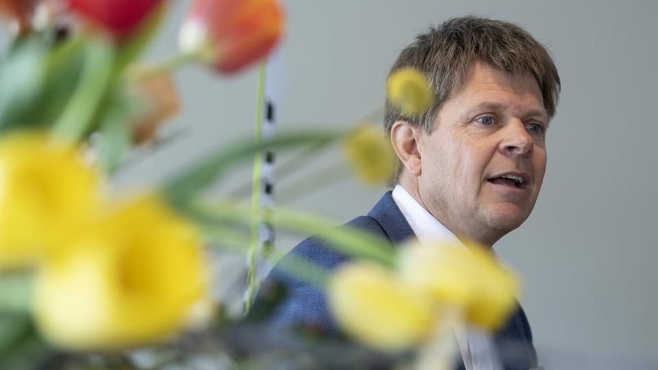 GLP-Präsident Jürg Grossen hinter einem Blumenstrauss